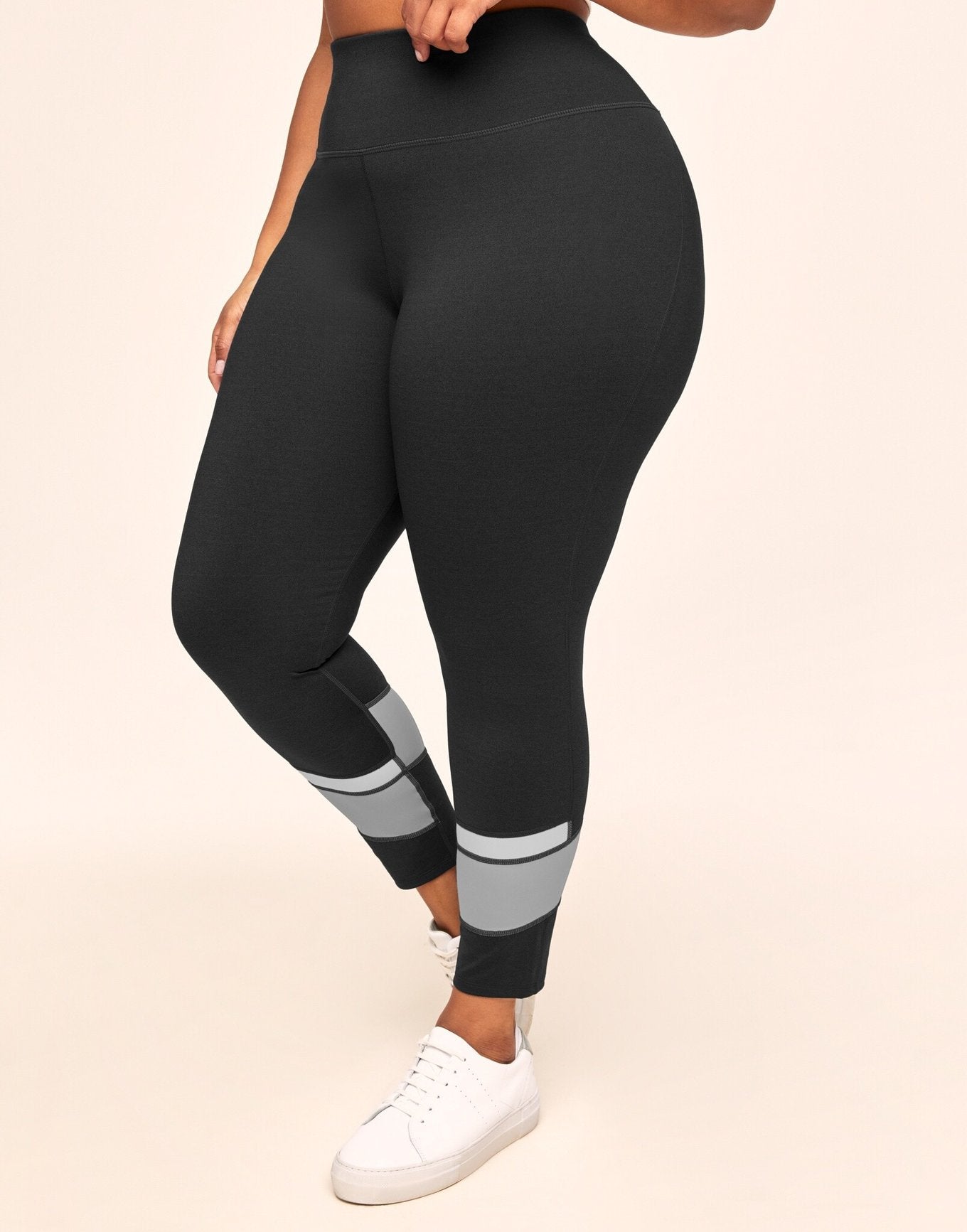 Adore Me Haley Heather Colorblock 7/8 High-waist 7/8 Legging with Phone Pocket in color Noir Dark Heather and shape legging