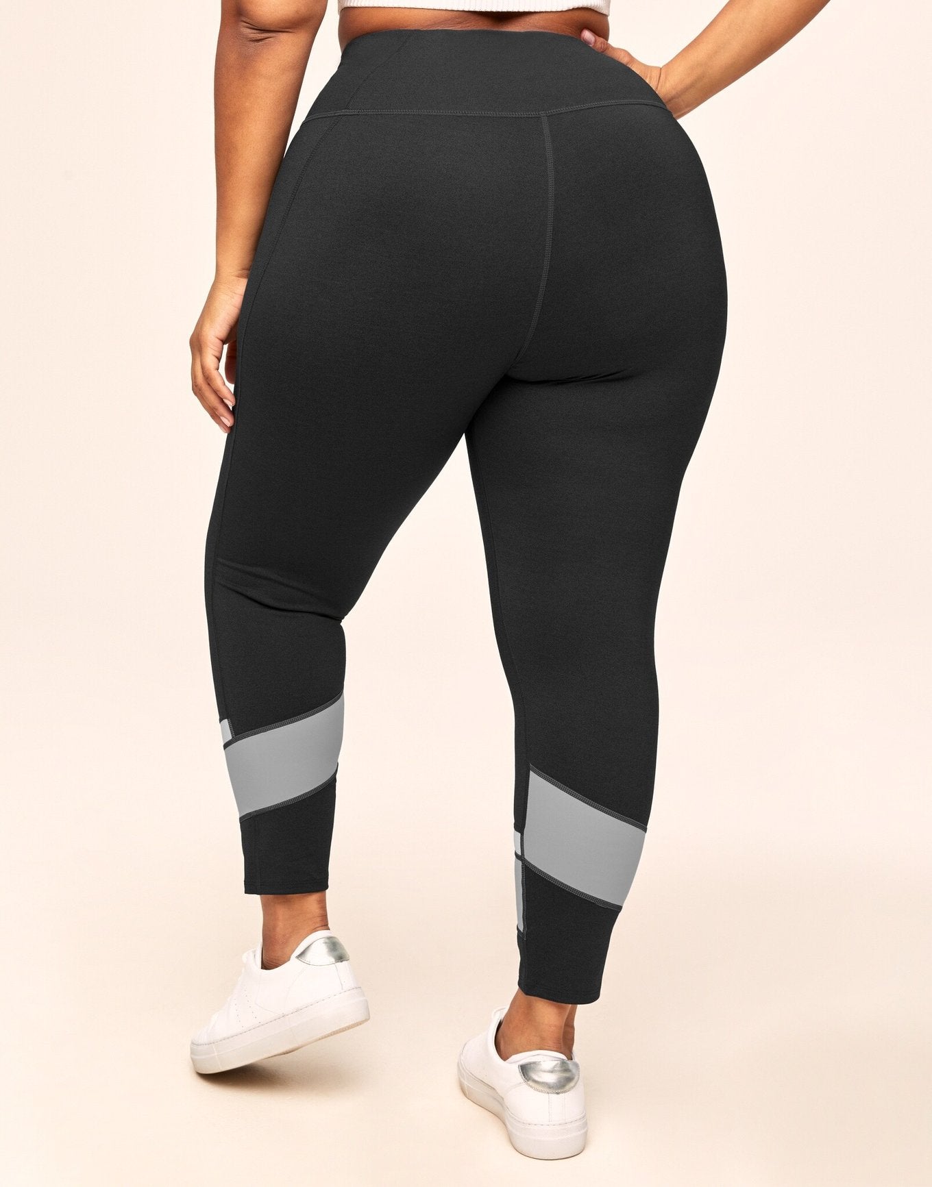 Adore Me Haley Heather Colorblock 7/8 High-waist 7/8 Legging with Phone Pocket in color Noir Dark Heather and shape legging