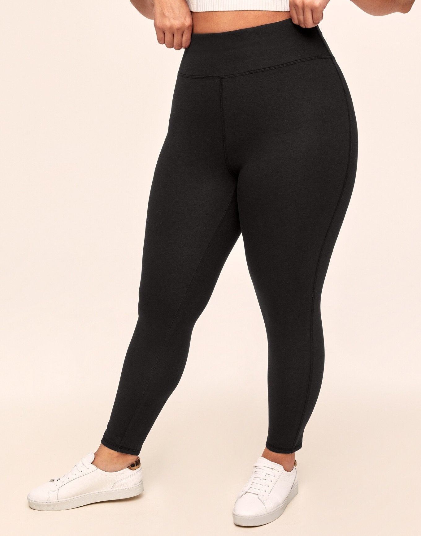 Adore Me Dannie Legging in color Noir and shape legging