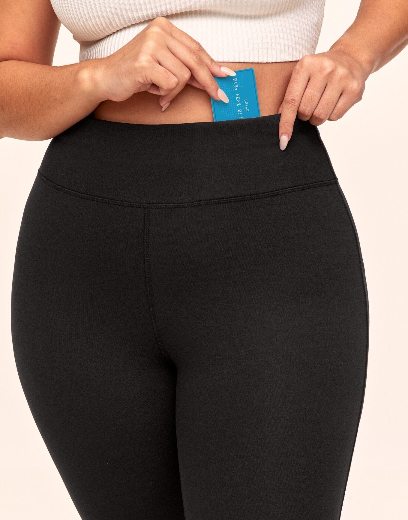 Adore Me Dannie Legging in color Noir and shape legging