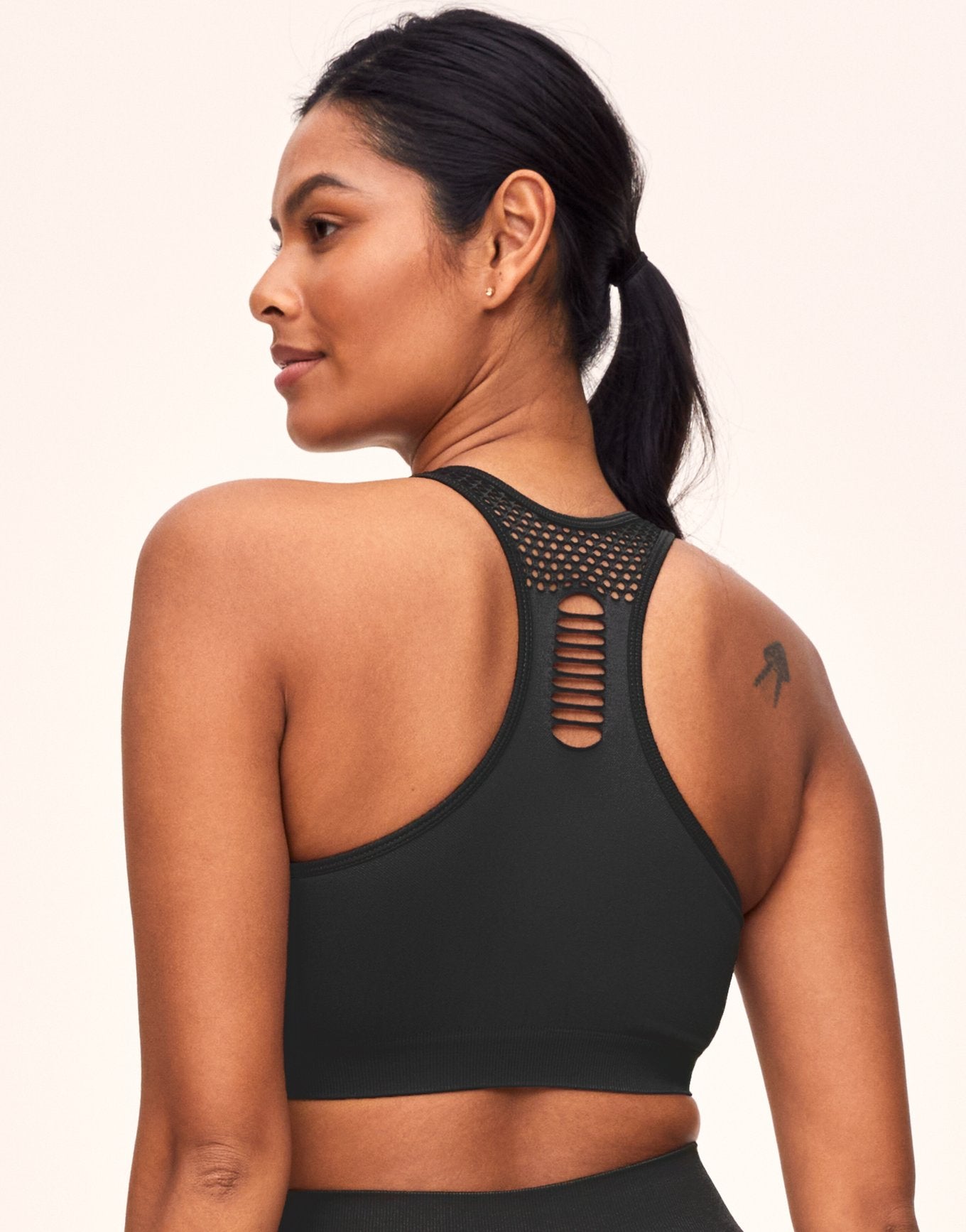 Adore Me Skylar Seamless Bra Seamless Bra in color Noir and shape sports bra