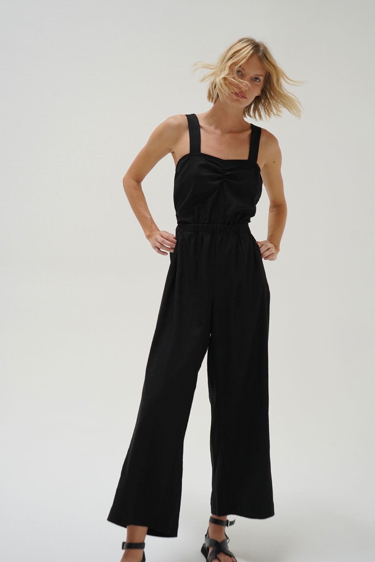 Women | La Rosa Linen Jumpsuit | Black