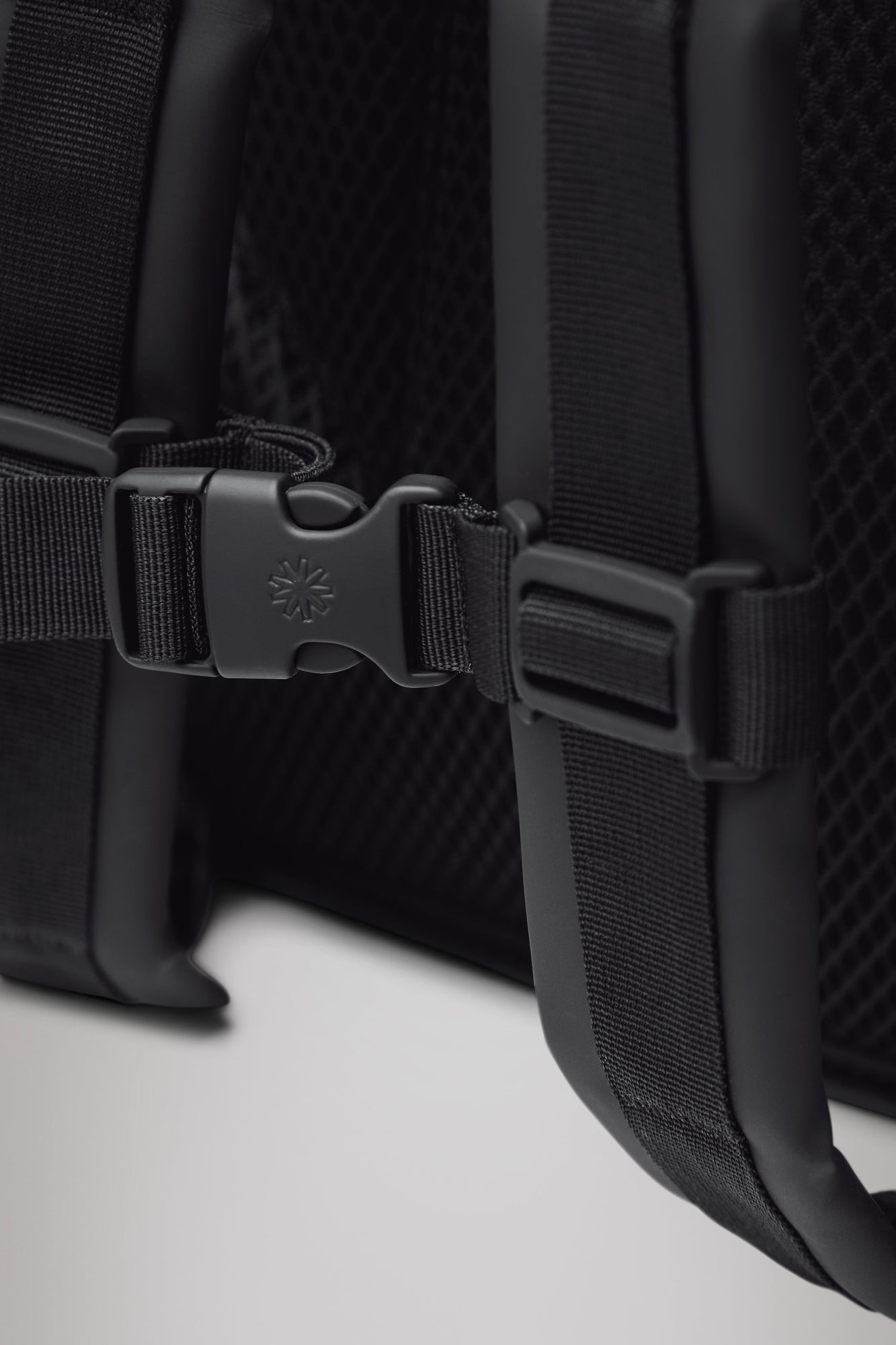 RAINS Rolltop Rucksack Lagoon 17L H60 x D11 x W32 cm Backpack