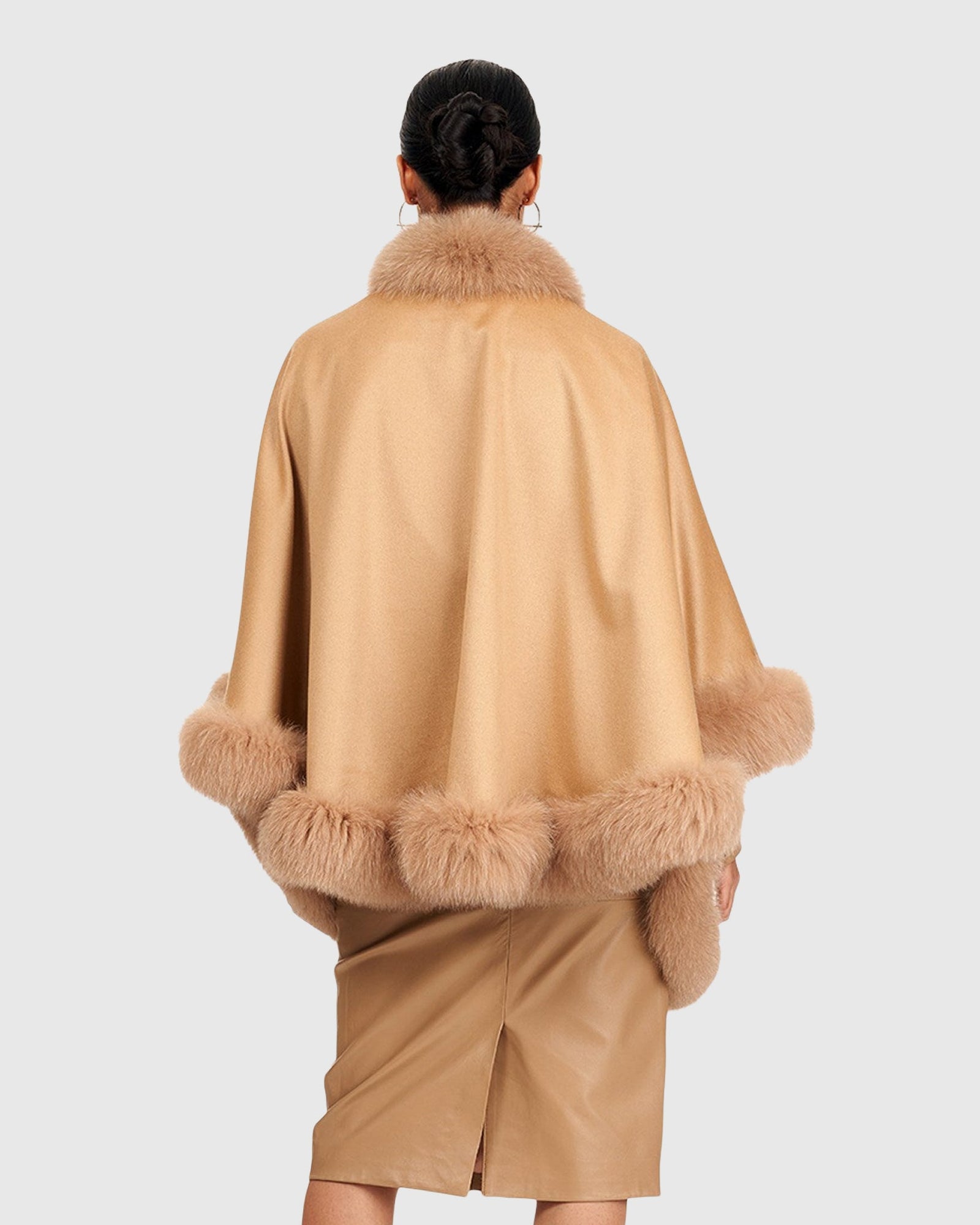 Cashmere Capelet With Fox Trim | Light Camel