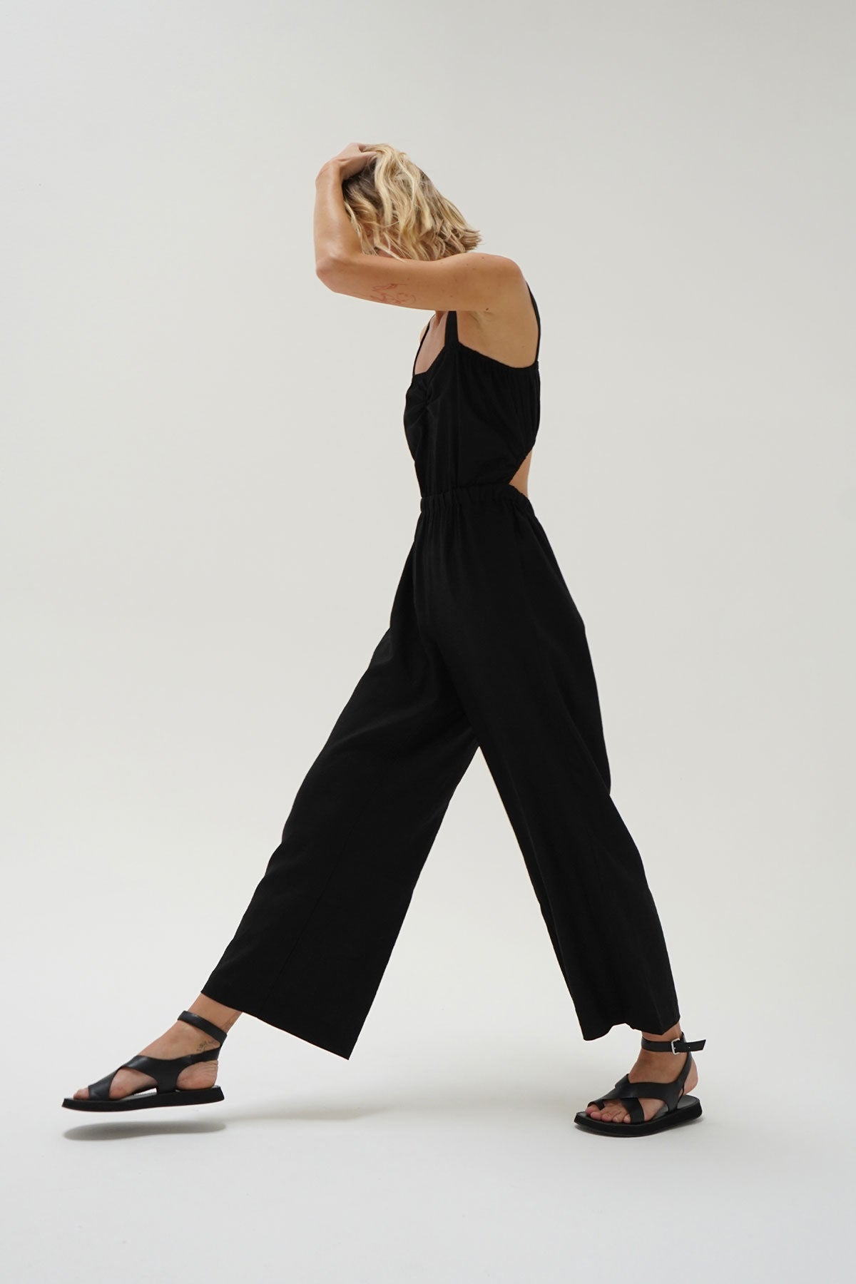 Women | La Rosa Linen Jumpsuit | Black