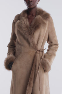 Model is wearing the Nour Hammour Joni Off-Duty Shearling Essential Jacket Mink - Video