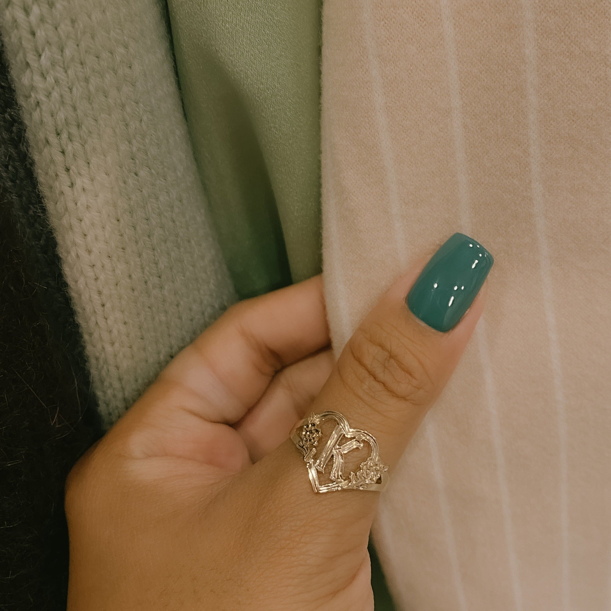 THE CUTOUT FLOWER HEART LETTER RING - The M Jewelers