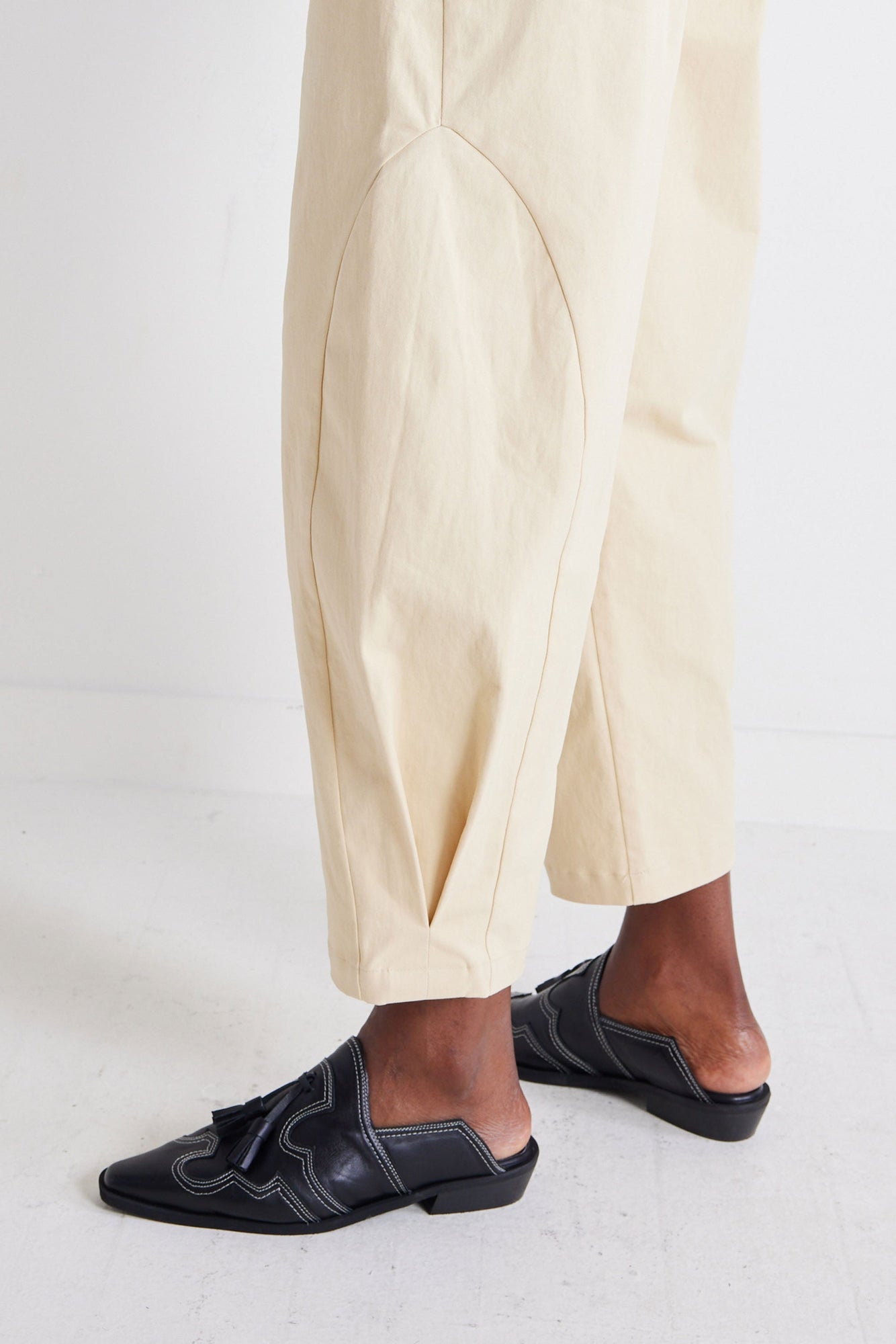 Twill Detail Oriented Tapered Pants | French Beige